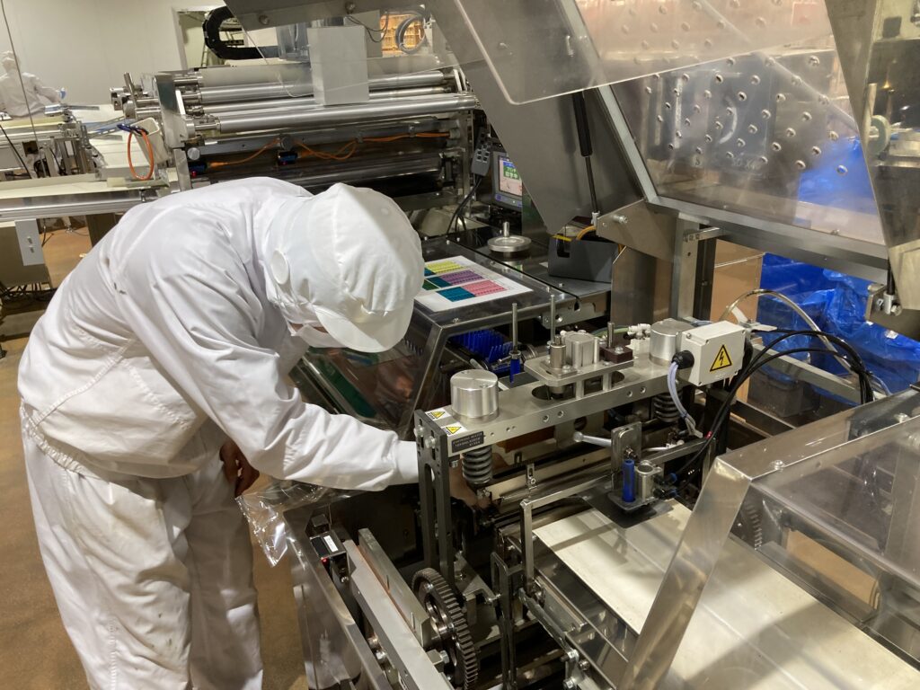 機械のメンテナンスを実施している様子